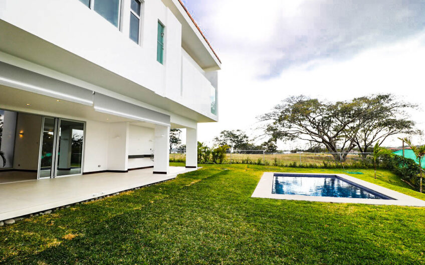 Valle del Sol Lindora Santa Ana! Casa contemporánea con piscina privada