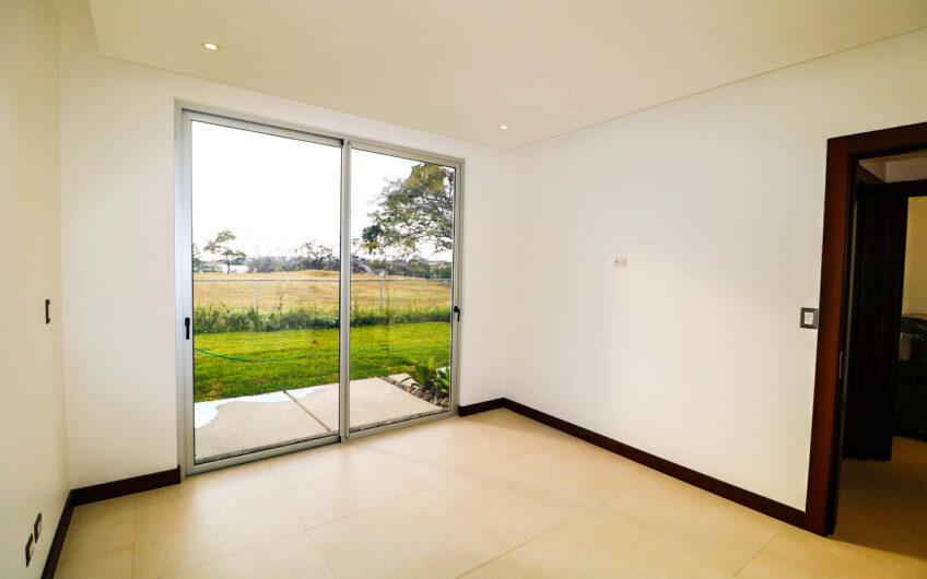 Valle del Sol Lindora Santa Ana! Casa contemporánea con piscina privada