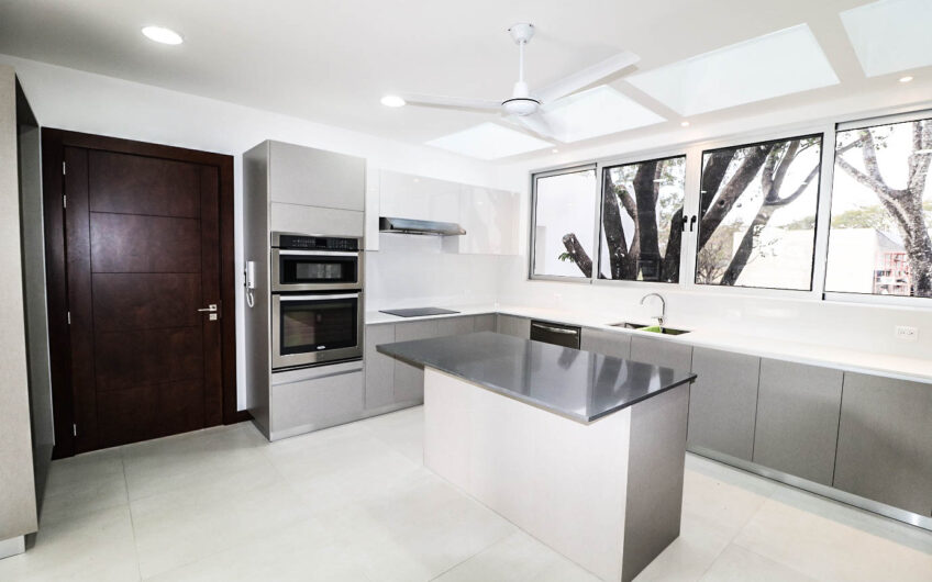 Valle del Sol Lindora Santa Ana! Casa contemporánea con piscina privada