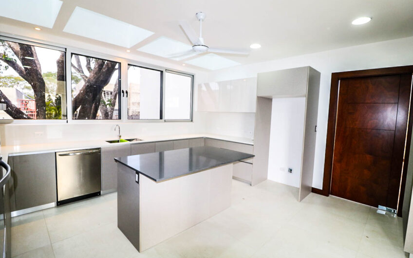 Valle del Sol Lindora Santa Ana! Casa contemporánea con piscina privada