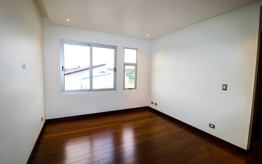 Valle del Sol Lindora Santa Ana! Casa contemporánea con piscina privada