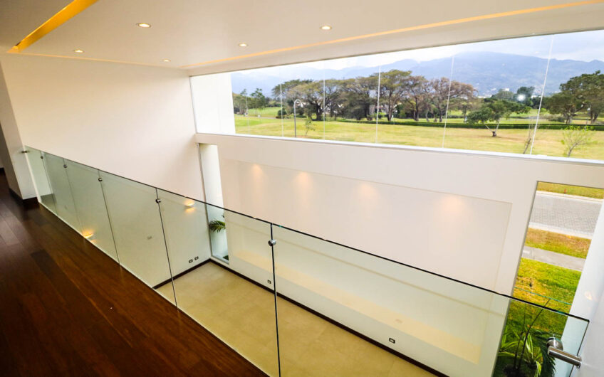 Valle del Sol Lindora Santa Ana! Casa contemporánea con piscina privada