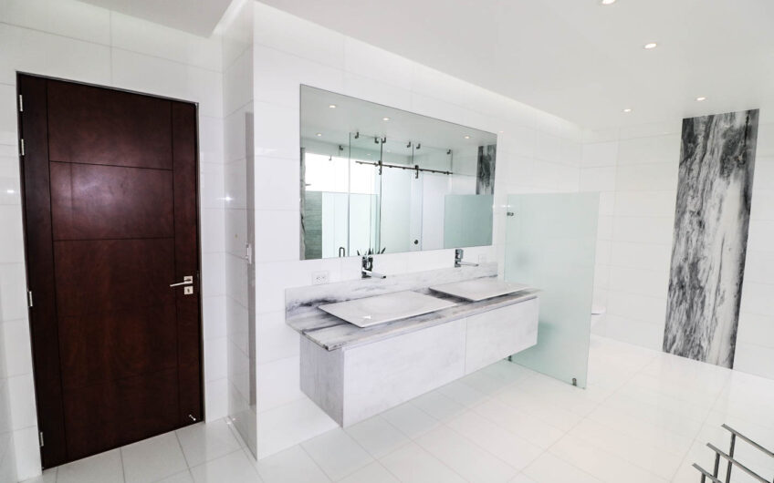 Valle del Sol Lindora Santa Ana! Casa contemporánea con piscina privada