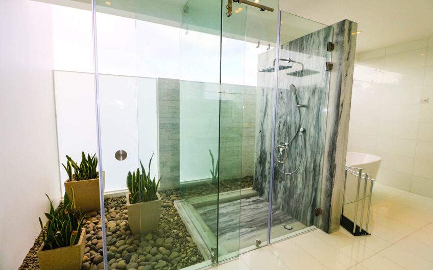 Valle del Sol Lindora Santa Ana! Casa contemporánea con piscina privada