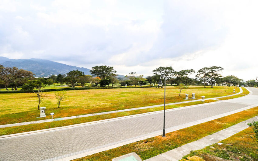 Valle del Sol Lindora Santa Ana! Casa contemporánea con piscina privada