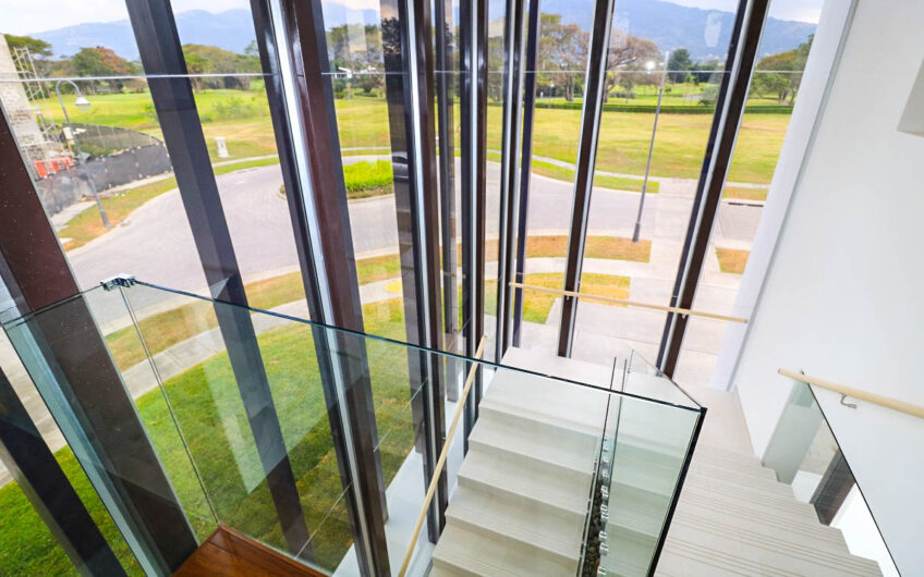 Valle del Sol Lindora Santa Ana! Casa contemporánea con piscina privada