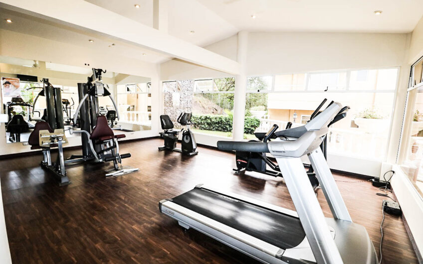 Apartamento amueblado de 210 m2 con terraza grande y vista en Escazú