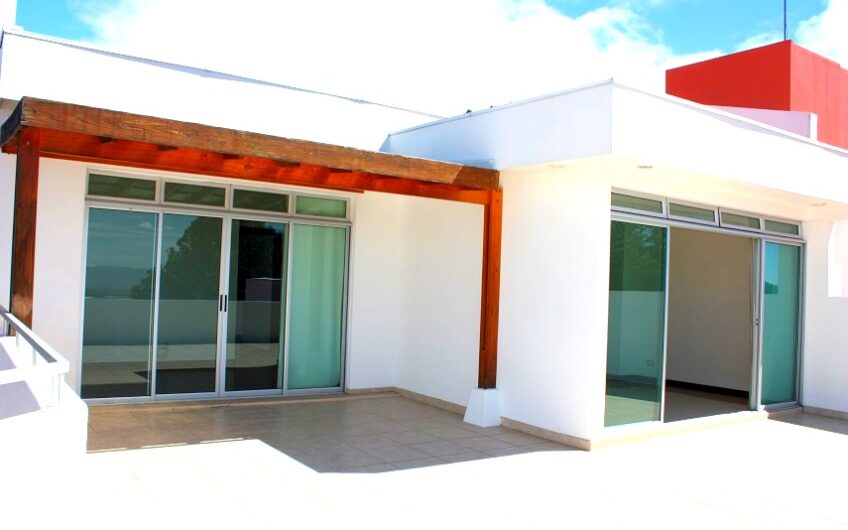 Penthouse de 225 m2 en Guachipelín Escazú con gran terraza y vistas