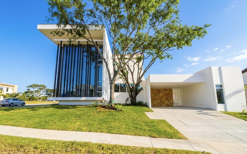 Valle del Sol Lindora Santa Ana! Casa contemporánea con piscina privada