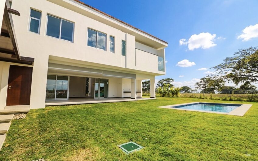 Valle del Sol Lindora Santa Ana! Casa contemporánea con piscina privada