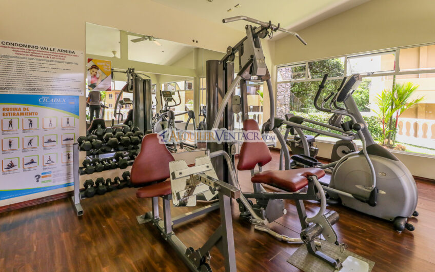 Apartamento amueblado de 210 m2 con terraza grande y vista en Escazú