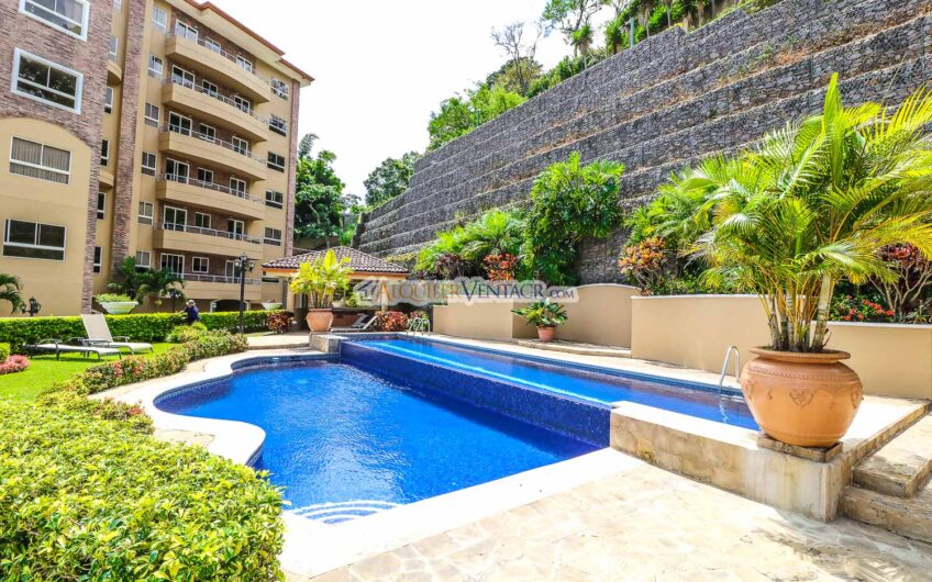 Apartamento amueblado de 210 m2 con terraza grande y vista en Escazú