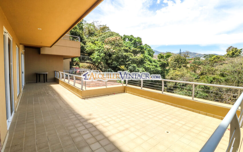 Apartamento amueblado de 210 m2 con terraza grande y vista en Escazú