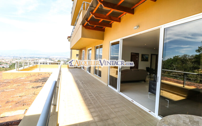 Apartamento amueblado de 210 m2 con terraza grande y vista en Escazú