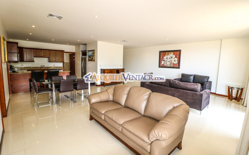 Apartamento amueblado de 210 m2 con terraza grande y vista en Escazú