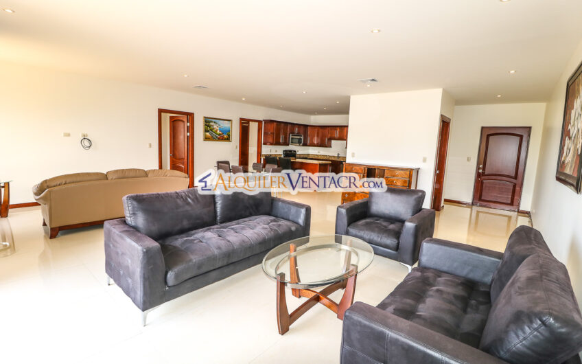 Apartamento amueblado de 210 m2 con terraza grande y vista en Escazú