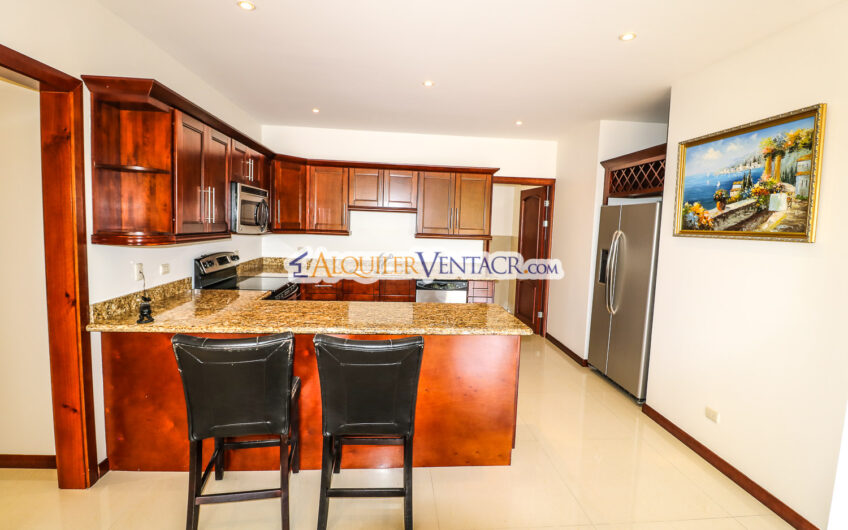 Apartamento amueblado de 210 m2 con terraza grande y vista en Escazú