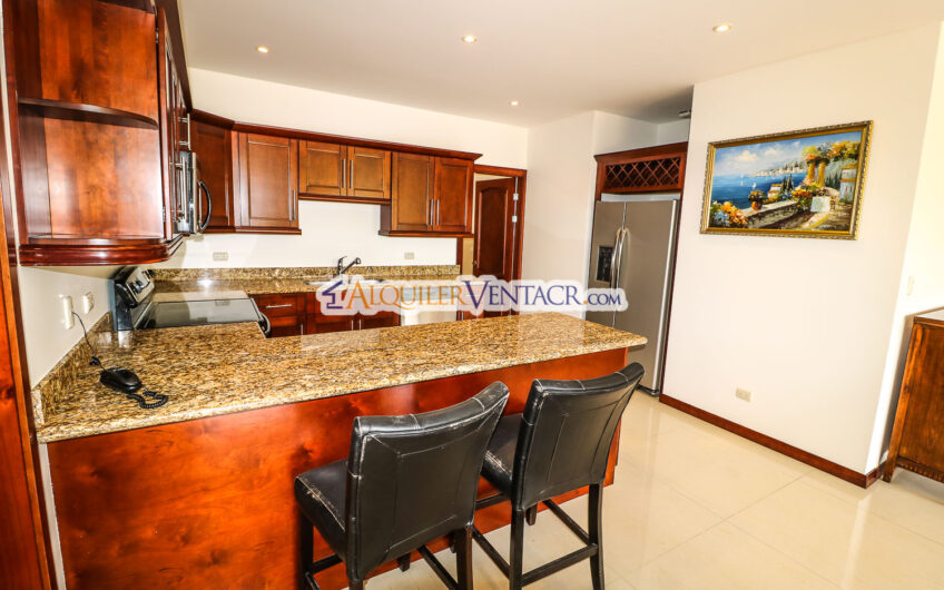 Apartamento amueblado de 210 m2 con terraza grande y vista en Escazú