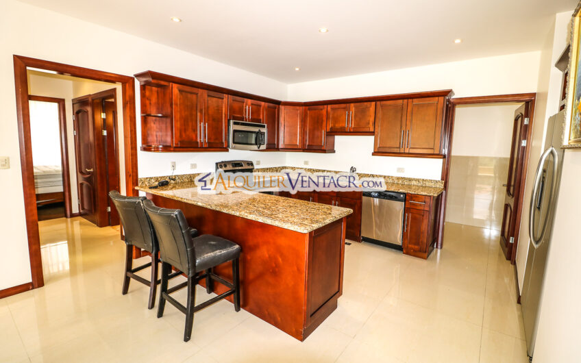 Apartamento amueblado de 210 m2 con terraza grande y vista en Escazú