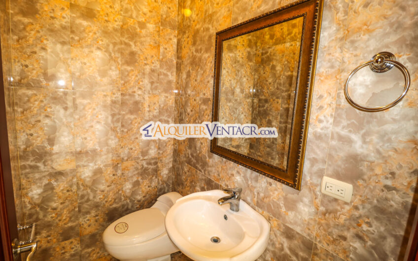 Apartamento amueblado de 210 m2 con terraza grande y vista en Escazú