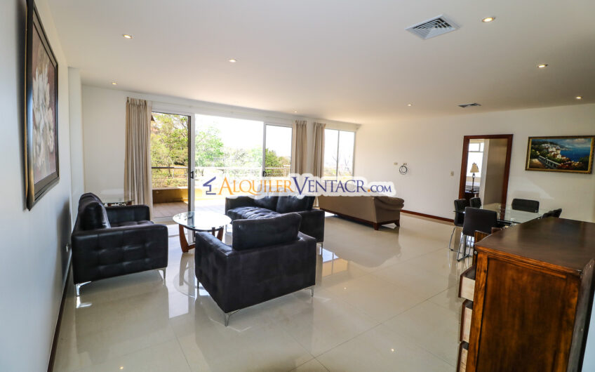 Apartamento amueblado de 210 m2 con terraza grande y vista en Escazú