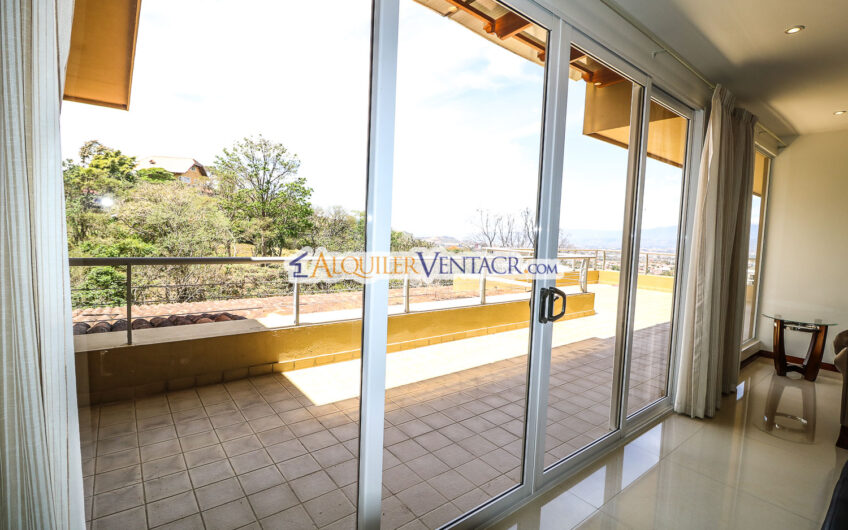 Apartamento amueblado de 210 m2 con terraza grande y vista en Escazú