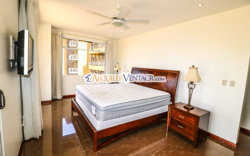 Apartamento amueblado de 210 m2 con terraza grande y vista en Escazú