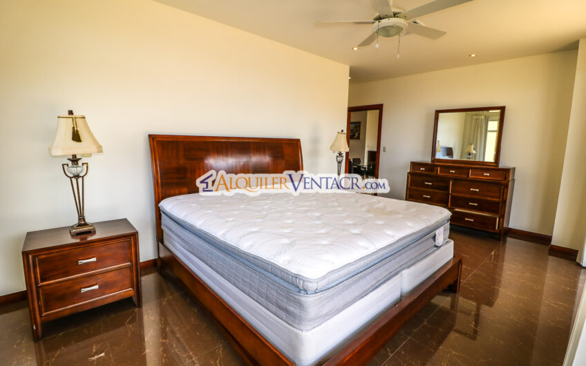 Apartamento amueblado de 210 m2 con terraza grande y vista en Escazú