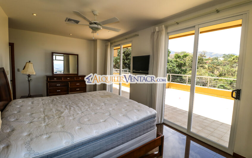 Apartamento amueblado de 210 m2 con terraza grande y vista en Escazú