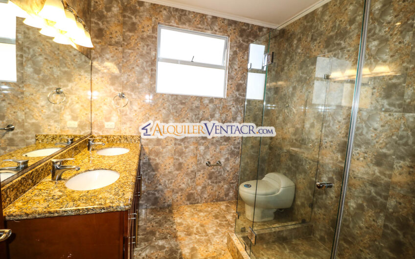 Apartamento amueblado de 210 m2 con terraza grande y vista en Escazú