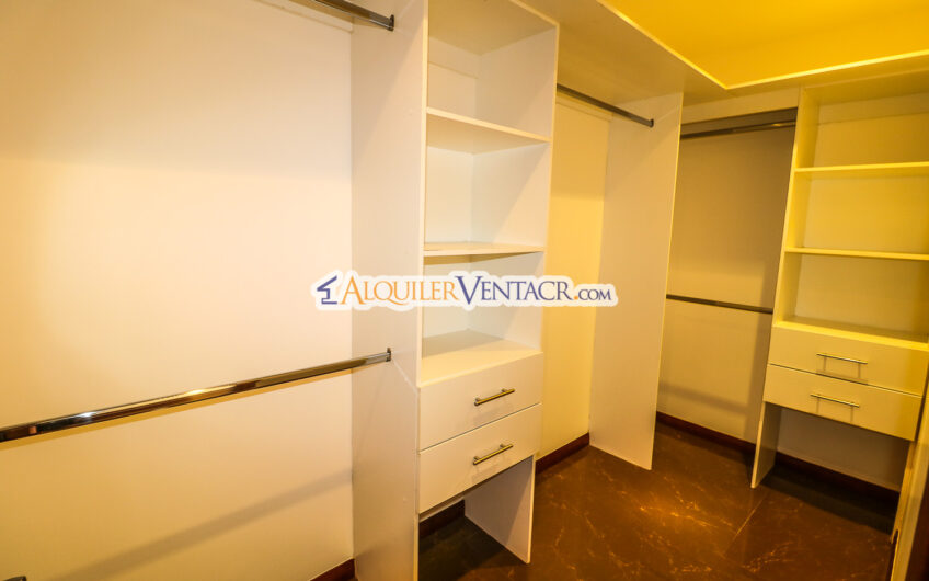 Apartamento amueblado de 210 m2 con terraza grande y vista en Escazú