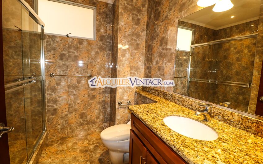 Apartamento amueblado de 210 m2 con terraza grande y vista en Escazú