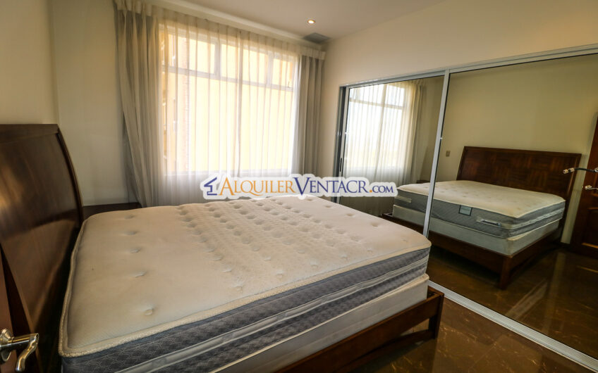 Apartamento amueblado de 210 m2 con terraza grande y vista en Escazú