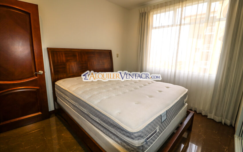 Apartamento amueblado de 210 m2 con terraza grande y vista en Escazú