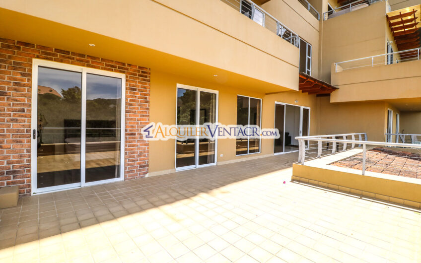 Apartamento amueblado de 210 m2 con terraza grande y vista en Escazú