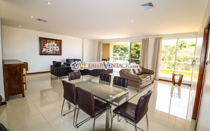 Apartamento amueblado de 210 m2 con terraza grande y vista en Escazú