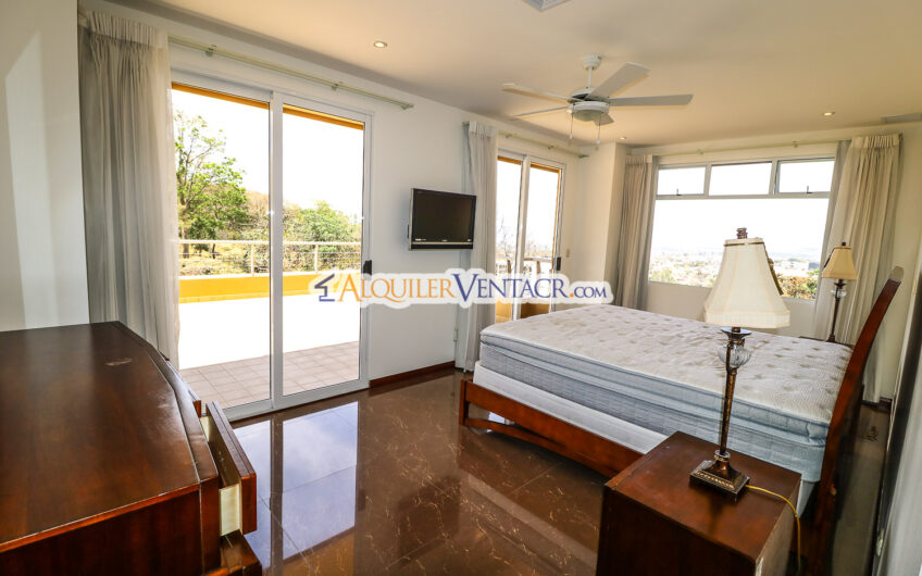 Apartamento amueblado de 210 m2 con terraza grande y vista en Escazú