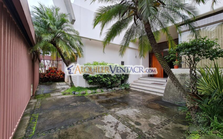 Casa de Un Nivel de 640 m2 y 625 m2 de lote Trejos Montealegre Escazú