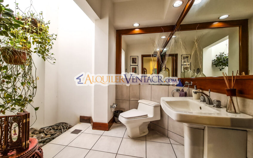 Casa de Un Nivel de 640 m2 y 625 m2 de lote Trejos Montealegre Escazú