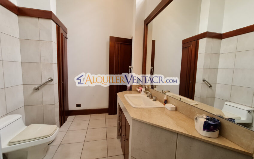 Casa de Un Nivel de 640 m2 y 625 m2 de lote Trejos Montealegre Escazú