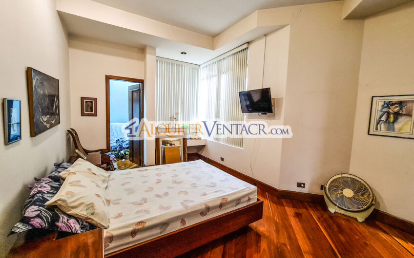 Casa de Un Nivel de 640 m2 y 625 m2 de lote Trejos Montealegre Escazú
