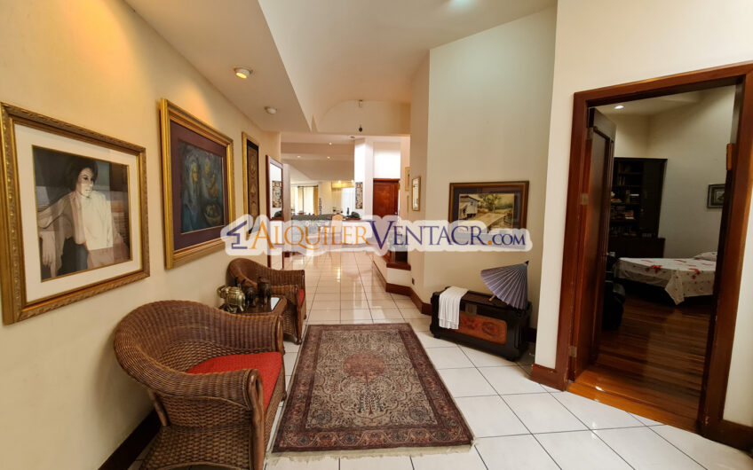 Casa de Un Nivel de 640 m2 y 625 m2 de lote Trejos Montealegre Escazú