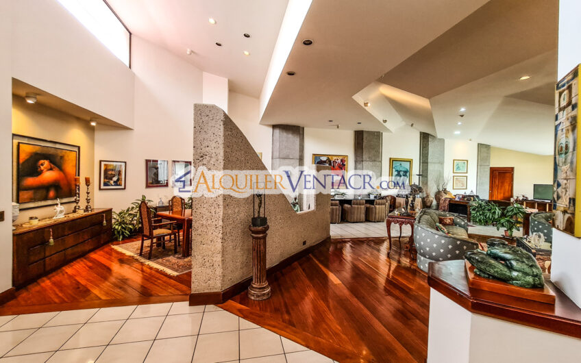 Casa de Un Nivel de 640 m2 y 625 m2 de lote Trejos Montealegre Escazú