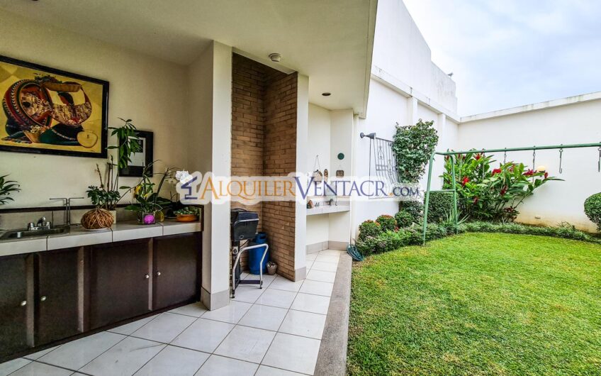 Casa de Un Nivel de 640 m2 y 625 m2 de lote Trejos Montealegre Escazú
