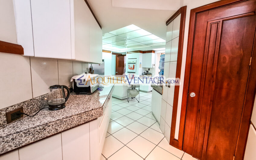 Casa de Un Nivel de 640 m2 y 625 m2 de lote Trejos Montealegre Escazú