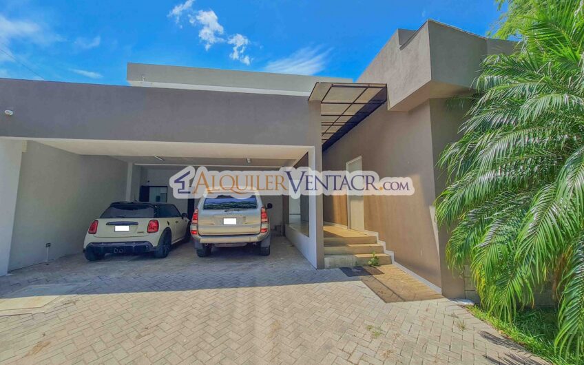 Casa contemporánea independiente con 937 m2 lote en Santa Ana Piedades