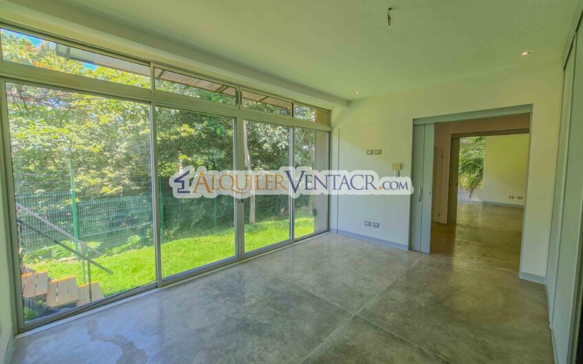 Casa contemporánea independiente con 937 m2 lote en Santa Ana Piedades