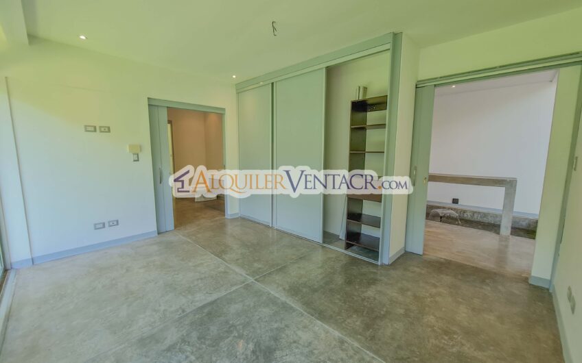 Casa contemporánea independiente con 937 m2 lote en Santa Ana Piedades