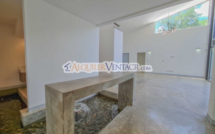 Casa contemporánea independiente con 937 m2 lote en Santa Ana Piedades