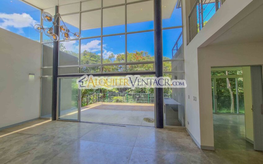 Casa contemporánea independiente con 937 m2 lote en Santa Ana Piedades